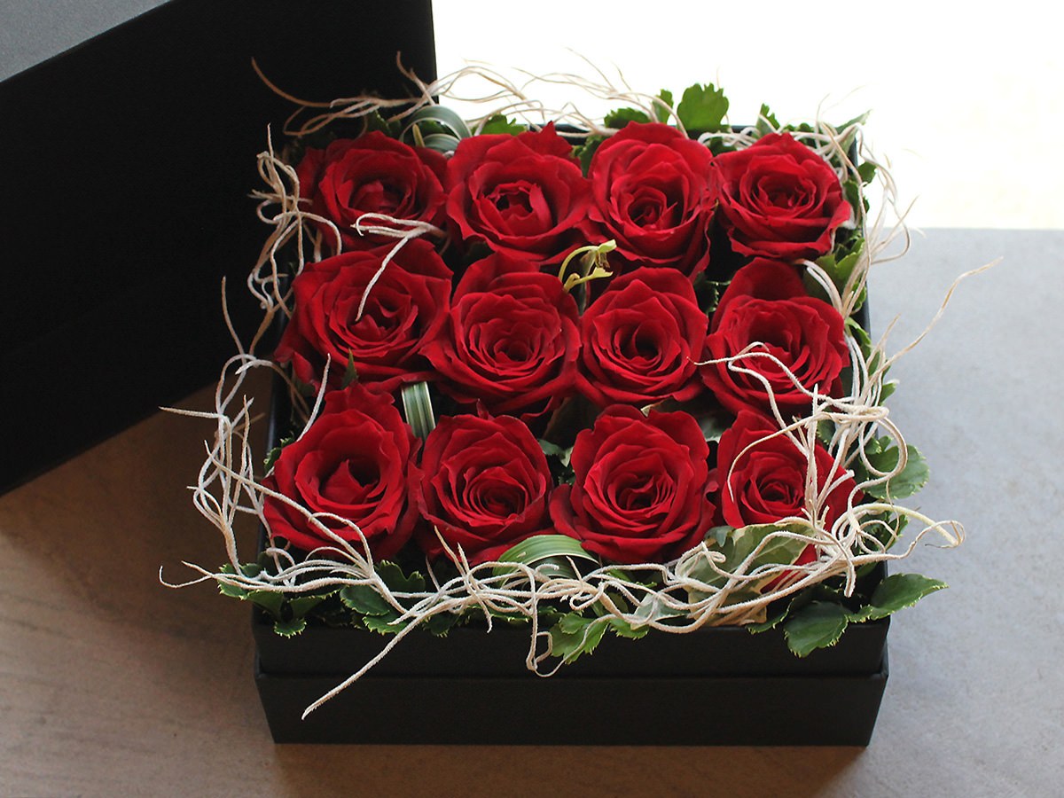 Dozen Roses Box Arrangement