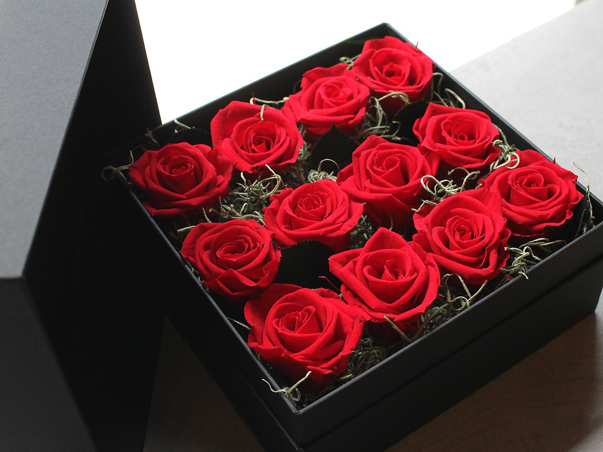 Preserved Flower Dozen Roses Box Arrangement M size