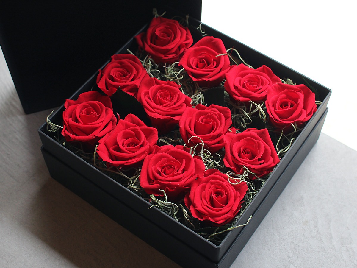 Preserved Flower Dozen Roses Box Arrangement M size